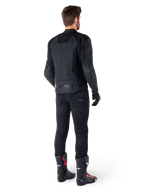 Veste en cuir Alpinestars Faster V3 Airflow, Noir, vue arrière d'un homme portant une veste de moto en cuir avec des panneaux perforés au dos et le marquage Alpinestars, assortie d'un pantalon de moto noir et de bottes noires et rouges.
