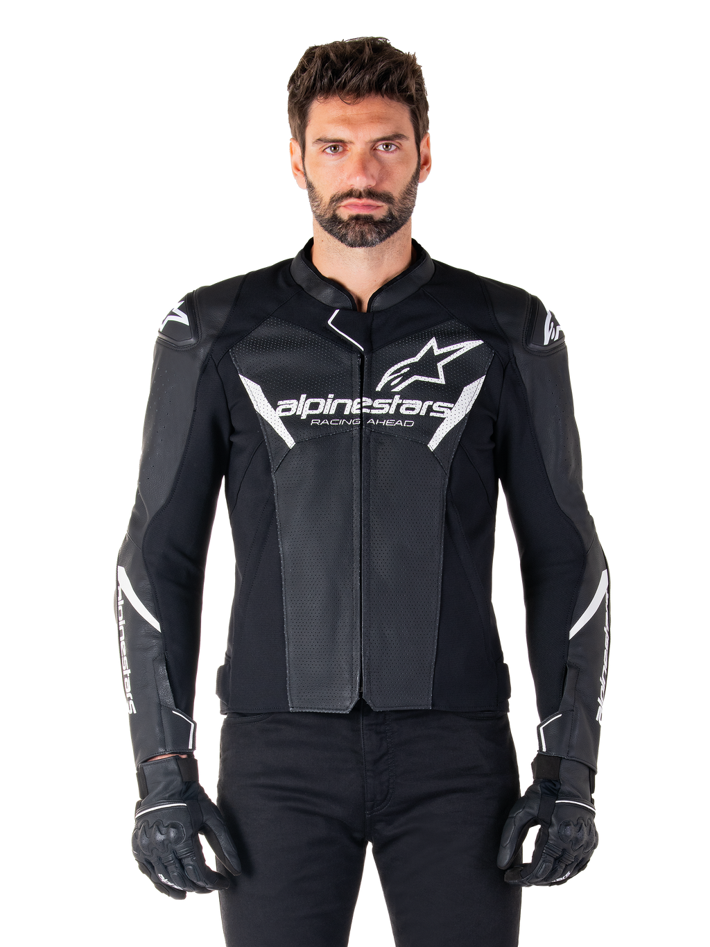 Veste en cuir Alpinestars Faster V3 Airflow, veste de moto noire avec accents blancs, panneaux en cuir perforé pour la ventilation, logo Alpinestars sur la poitrine, portée avec des gants noirs, construction en cuir d'inspiration sportive