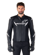Veste en cuir Alpinestars Faster V3 Airflow, veste de moto noire avec accents blancs, panneaux en cuir perforé pour la ventilation, logo Alpinestars sur la poitrine, portée avec des gants noirs, construction en cuir d'inspiration sportive