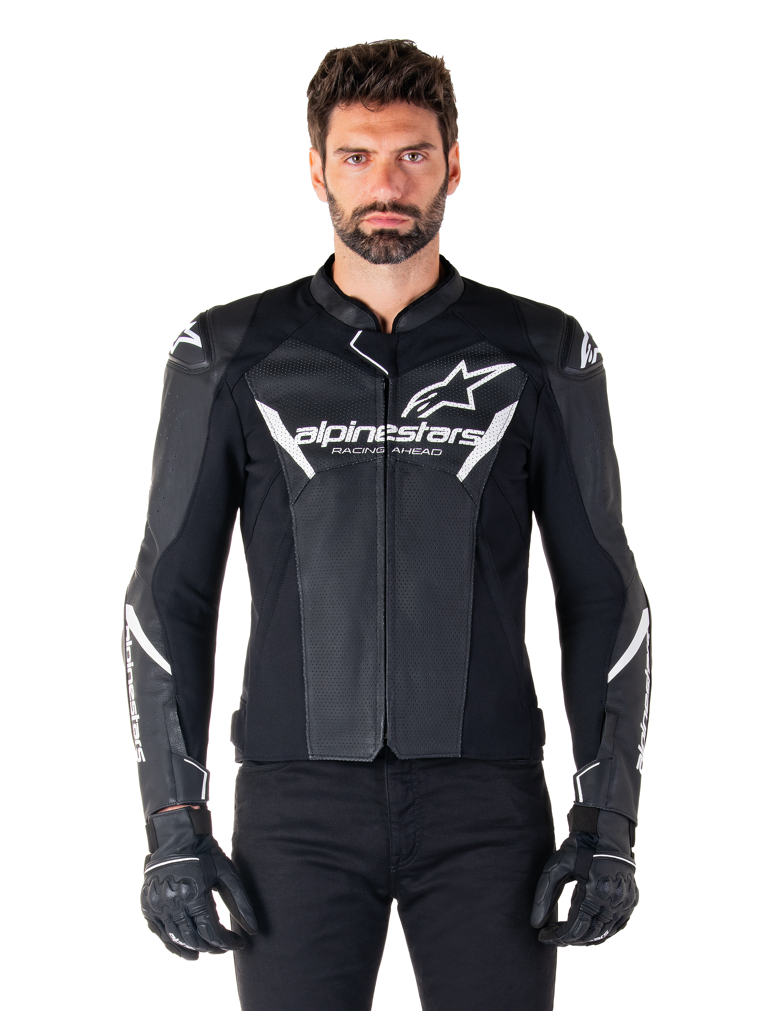 Alpinestars Faster V3 Airflow leren jas, zwart motorjack met witte accenten, geperforeerde leren panelen voor ventilatie, Alpinestars-logo op de borst, gedragen met zwarte handschoenen, sportieve leren constructie