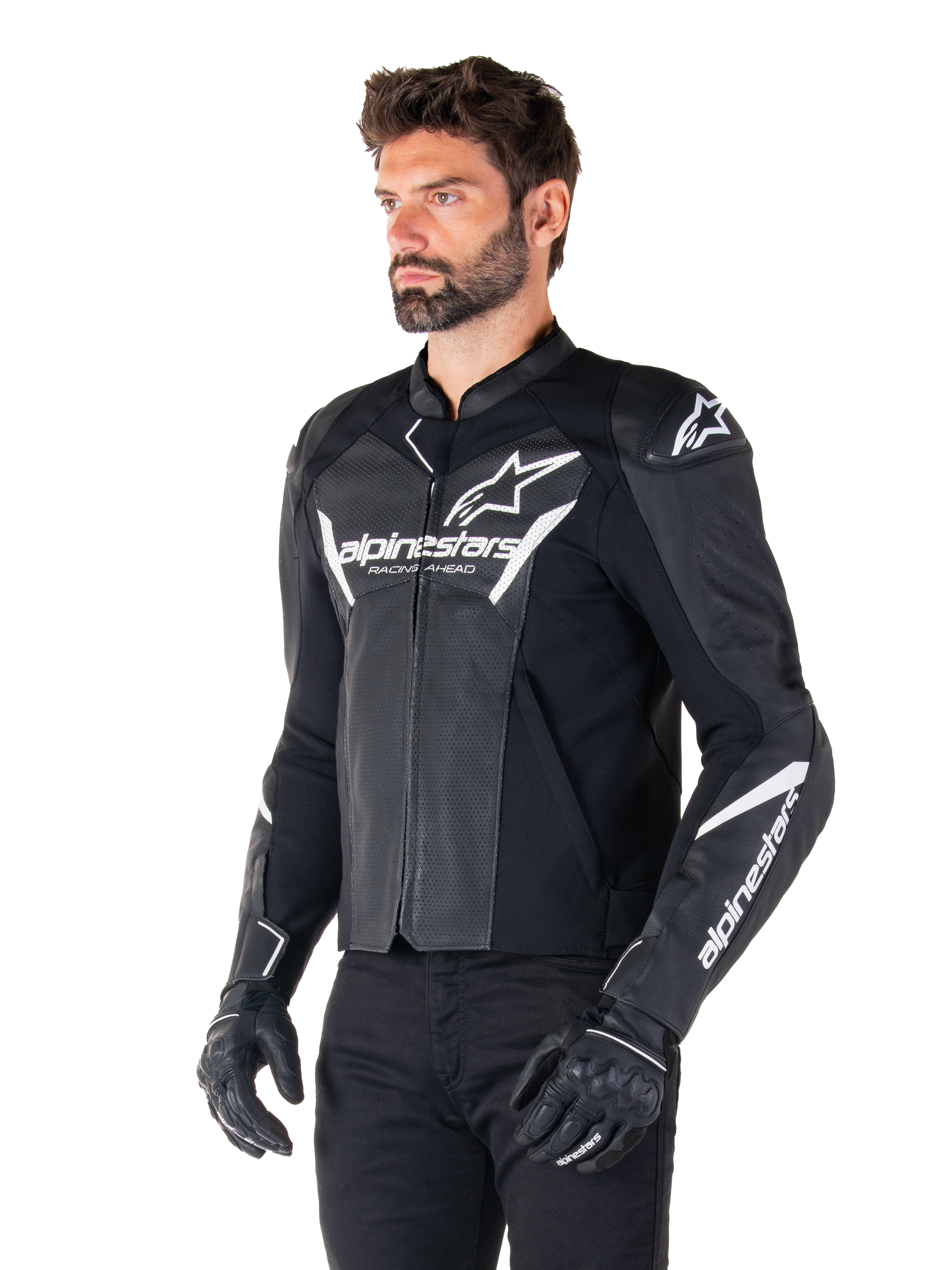 Alpinestars Faster V3 Airflow Leather Jacket, veste de moto sportive, noir et blanc avec panneaux en cuir perforé, logo Alpinestars blanc sur la poitrine et les bras, portée par un mannequin avec gants et pantalon noirs, équipement de pilotage élégant et protecteur