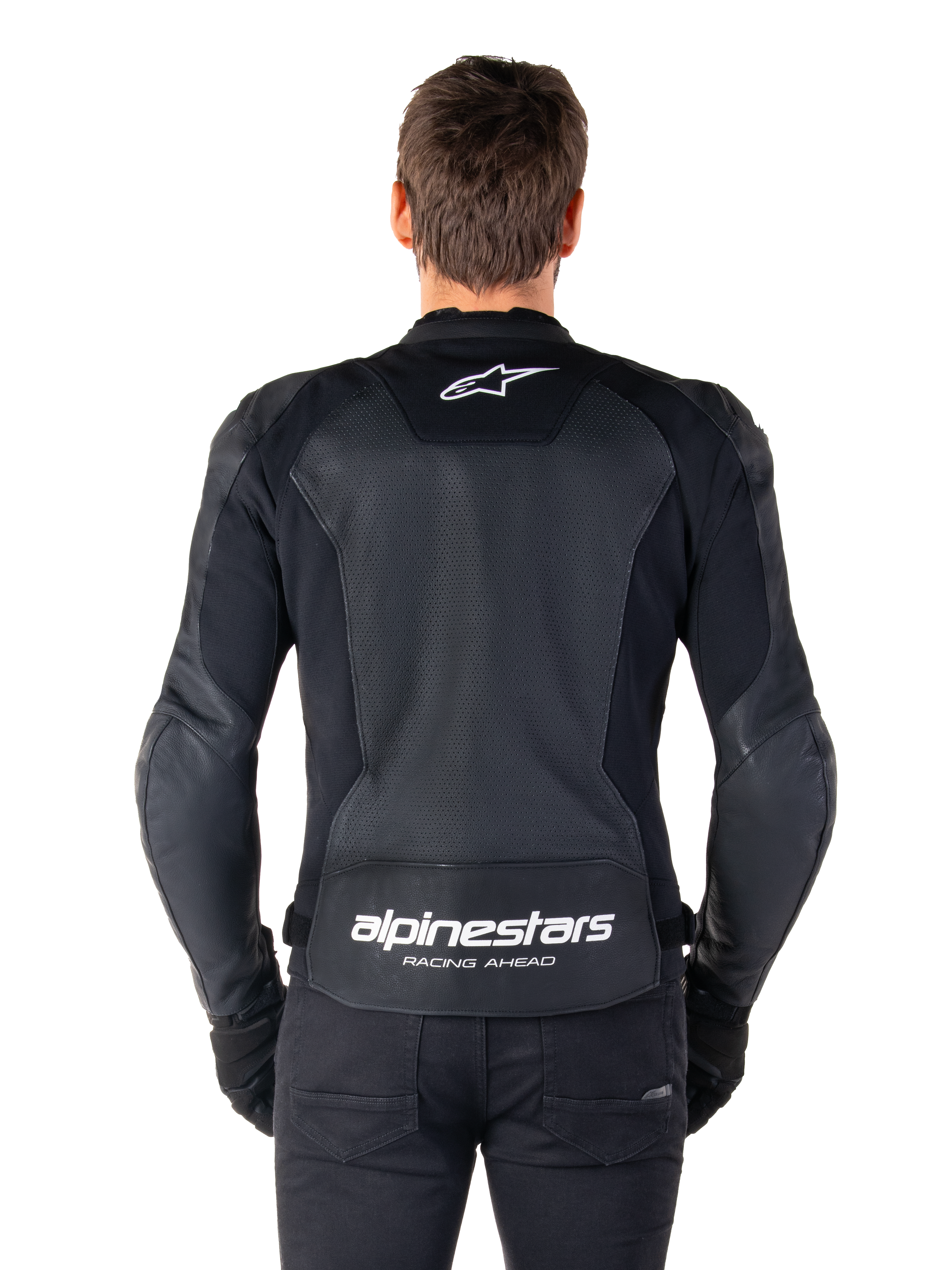 Veste en cuir Alpinestars Faster V3 Airflow, noir et blanc, vue arrière d'un pilote montrant le panneau dorsal en cuir perforé pour la ventilation, logo Alpinestars blanc sur le haut du dos et marquage « RACING AHEAD » sur le bas du dos, équipement de moto à coupe sportive.