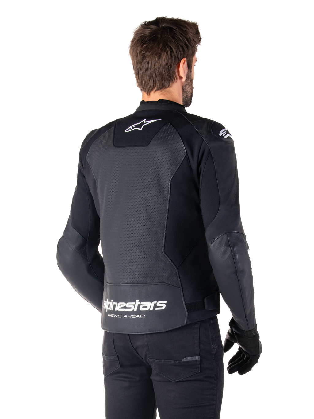 Veste en cuir Alpinestars Faster V3 Airflow, noir et blanc, vue arrière sur un mannequin, dotée d'un dos en cuir perforé pour la ventilation, logos Astars blancs sur le haut du dos et le bas de la taille avec le texte « Racing Ahead », design sportif avec empiècements extensibles pour la moto.