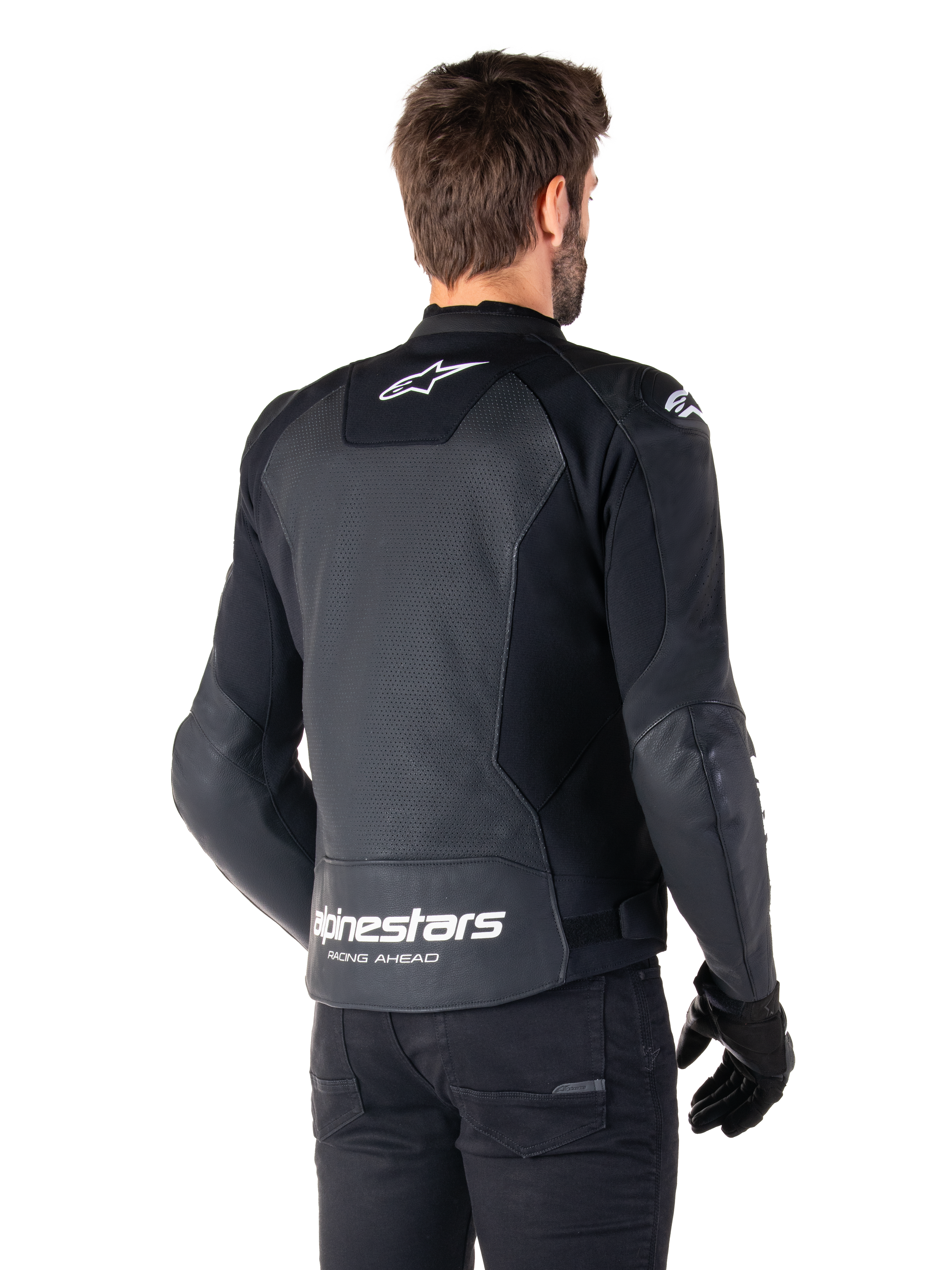 Veste en cuir Alpinestars Faster V3 Airflow, noir et blanc, vue arrière sur un mannequin, dotée d'un dos en cuir perforé pour la ventilation, logos Astars blancs sur le haut du dos et le bas de la taille avec le texte « Racing Ahead », design sportif avec empiècements extensibles pour la moto.
