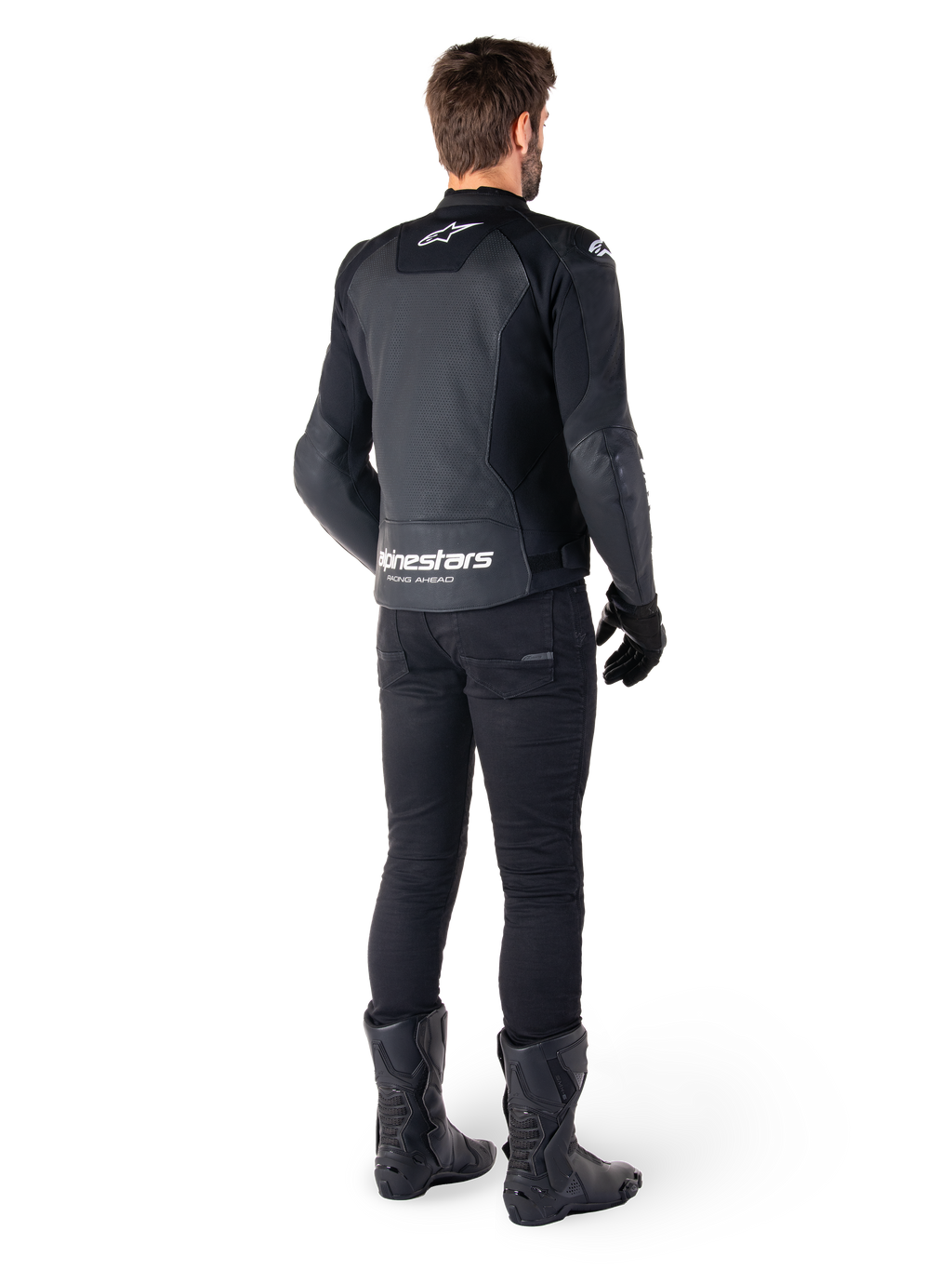 Veste en cuir Alpinestars Faster V3 Airflow, noir et blanc, vue arrière montrant les panneaux en cuir perforé et le logo Alpinestars distinctif sur le bas du dos, portée par un pilote avec un pantalon de moto, des gants et des bottes noirs.