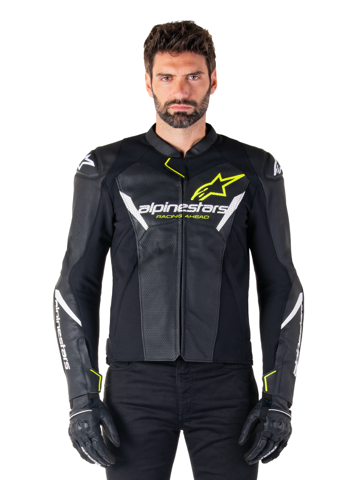 Alpinestars Faster V3 Airflow Lederjacke, Schwarz, Weiß und Gelb Fluo, getragen von einem männlichen Model mit passenden schwarzen Handschuhen, mit perforierten Lederbahnen für optimale Belüftung, markantes Alpinestars-Branding auf der Brust, Sport-Motorradbekleidung