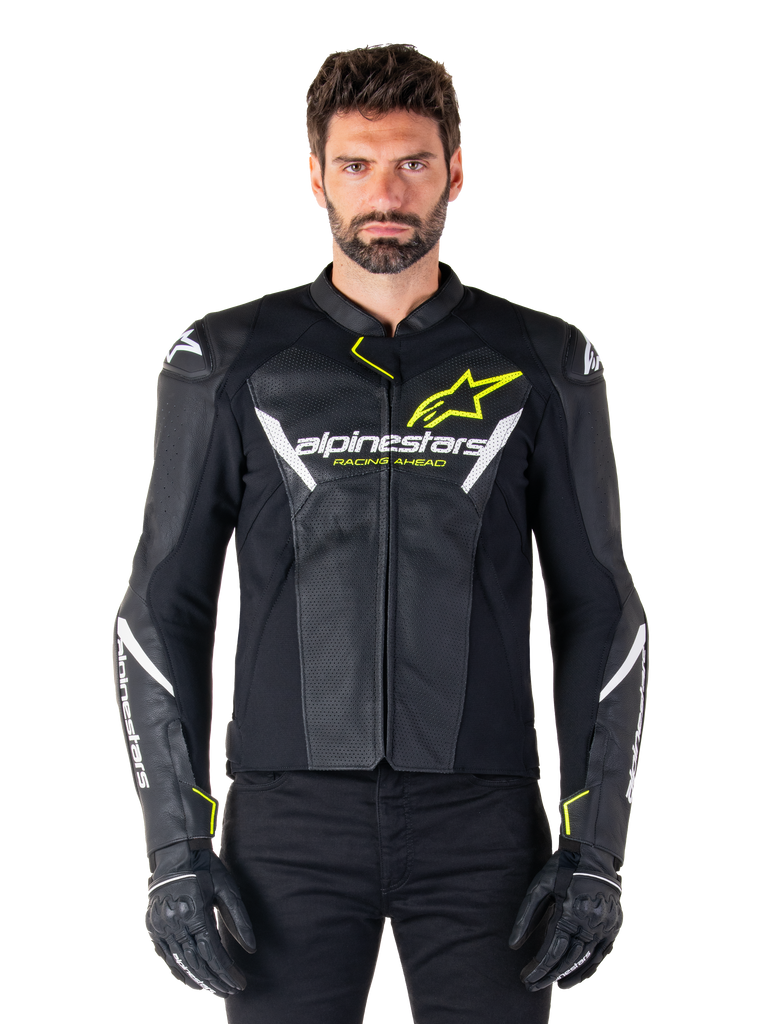 Alpinestars Faster V3 Airflow Lederjacke, Schwarz, Weiß und Gelb Fluo, getragen von einem männlichen Model mit passenden schwarzen Handschuhen, mit perforierten Lederbahnen für optimale Belüftung, markantes Alpinestars-Branding auf der Brust, Sport-Motorradbekleidung