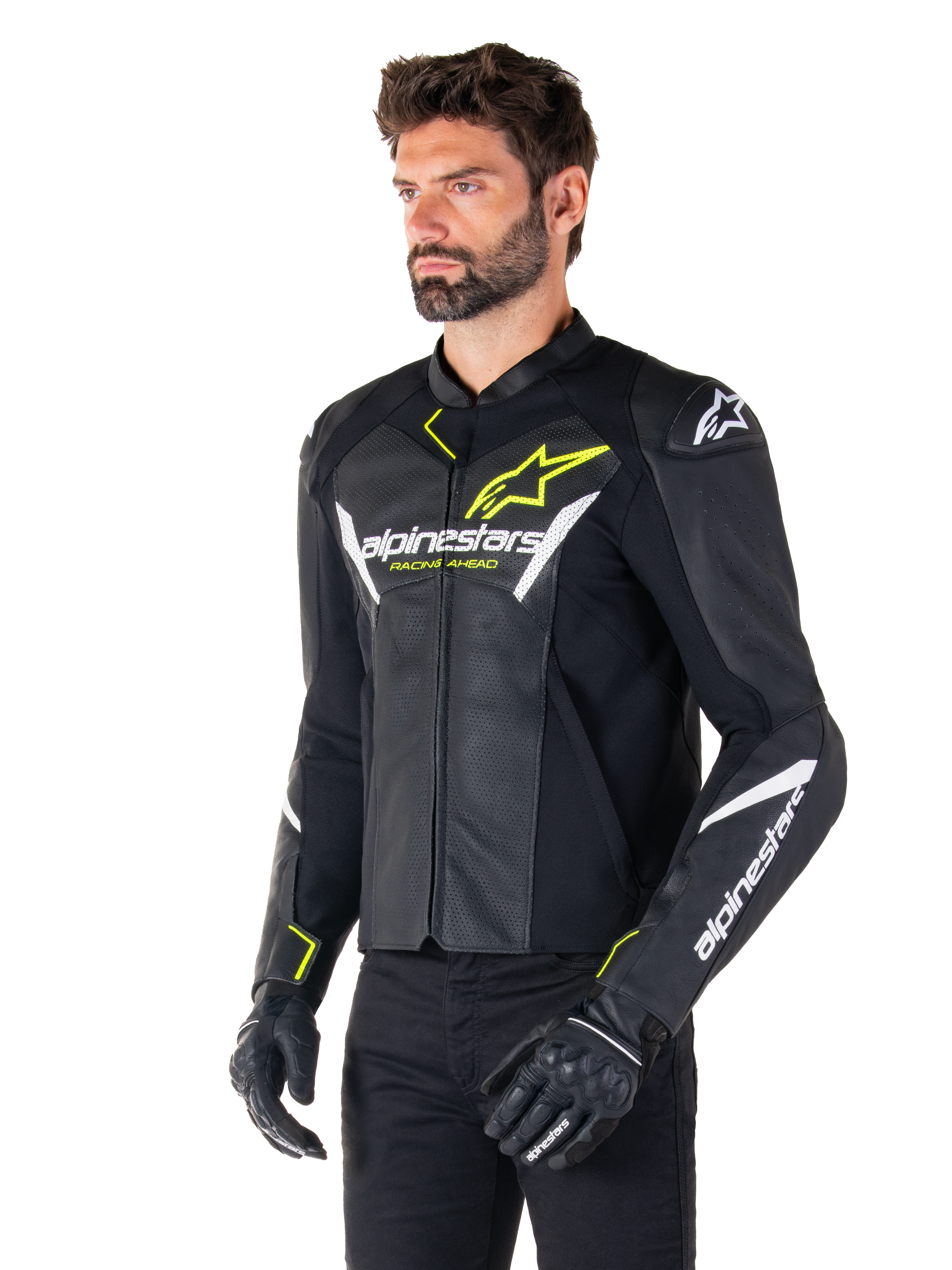 Veste en cuir Alpinestars Faster V3 Airflow, veste de moto sportive, noir, blanc et jaune fluo, portée par un homme, cuir perforé pour une ventilation optimale, logos Alpinestars sur la poitrine et les bras, avec gants noirs