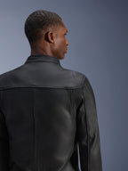 Veste en cuir Alpinestars Blacktrack, noire, veste de moto en cuir de bovin premium vue de dos, dotée de panneaux en accordéon en cuir sur les omoplates et d'un col perforé, coupe ajustée pour la conduite urbaine