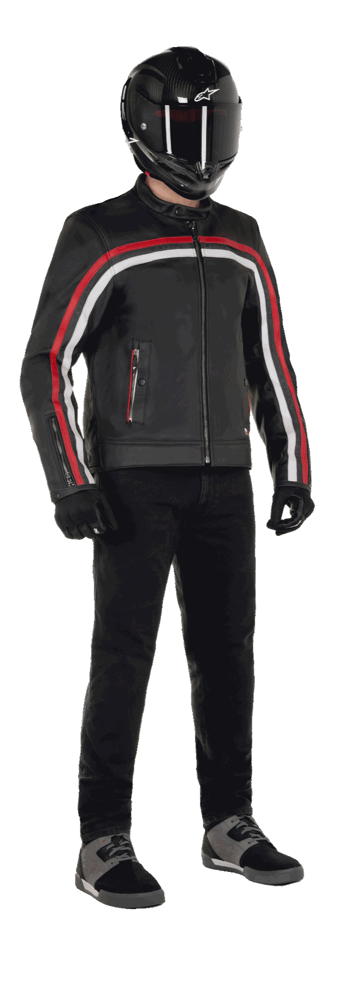 Alpinestars Dyno Leren Jas, motorjas, zwart met Ruby Red en Ecru strepen, gedragen met een zwarte carbon-fiber helm en zwarte broek, voorzien van een op erfgoed geïnspireerd ontwerp met premium leer en een reguliere pasvorm
