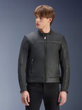 Blouson en cuir Alpinestars Dyno, noir, blouson de moto en cuir de bovin de qualité supérieure, porté par un mannequin avec un pantalon noir, design d'inspiration classique avec fermeture éclair centrale et col montant discret, vêtement de moto urbain contemporain.