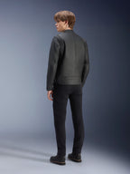 Blouson en cuir Alpinestars Dyno, noir, porté par un mannequin homme, vue de dos, doté d'empiècements côtelés aux épaules, associé à un pantalon et des bottes noirs, style moto urbain d'inspiration héritage.