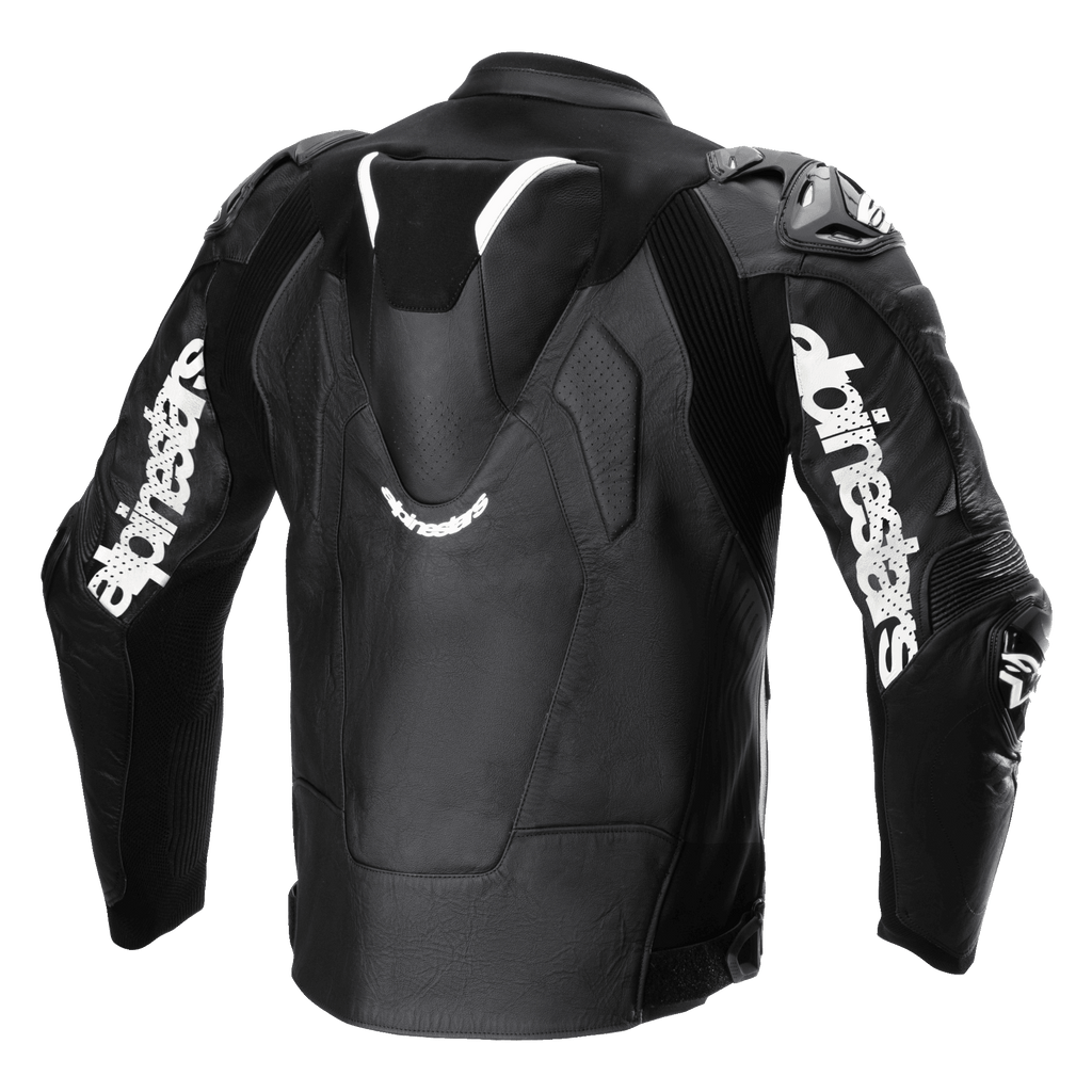 Alpinestars Atem V5 Leren Jas, zwart en wit, achteraanzicht met aerodynamische snelheidsbult, witte Alpinestars-branding op de mouwen, geperforeerde leren delen en technische stretchpanelen voor racing en sportief rijden.