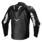 Alpinestars Atem V5 Leren Jas, zwart en wit, achteraanzicht met aerodynamische snelheidsbult, witte Alpinestars-branding op de mouwen, geperforeerde leren delen en technische stretchpanelen voor racing en sportief rijden.