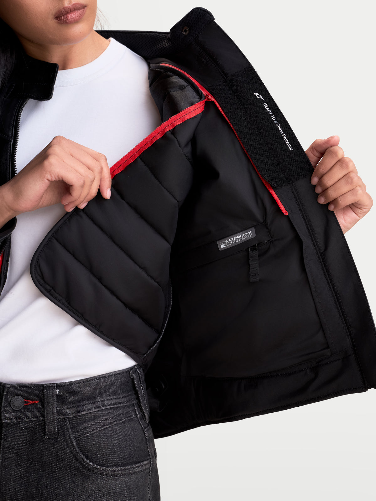 Alpinestars Revea Femme Veste en cuir, veste de moto urbaine pour femme, noire, vue rapprochée montrant la doublure thermique amovible et le compartiment intérieur imperméable, portée par un modèle