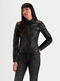 Alpinestars Revea Femme Veste en cuir, blouson de moto urbain pour femme noir, porté par un modèle, avec rembourrage aux épaules et aux coudes et style héritage