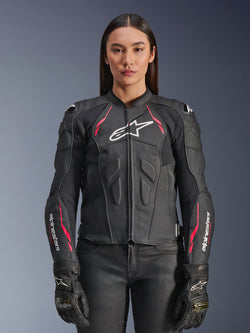 Alpinestars Stella Dusk leren motorjas voor dames, zwart met Diva Pink en witte accenten, vooraanzicht op model, hoogwaardige leren constructie, gewatteerde borst- en schouderbescherming, opvallende Alpinestars branding op de borst en mouwen