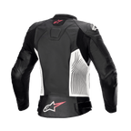 Veste en cuir Alpinestars Stella GP Plus V4 pour femme, noir, blanc et rose Diva, vue arrière, avec panneaux latéraux blancs et lignes graphiques noires, logos Alpinestars roses et blancs sur le haut et le bas du dos, et panneaux extensibles en accordéon pour une mobilité accrue.