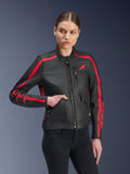 Alpinestars Stella Dyno leren jas, dames motorjas, zwart met rood, gedragen door een model met zwarte jeans, rode racing strepen op de schouders en mouwen met opvallende branding, hoogwaardige leren constructie, op erfgoed geïnspireerd ontwerp voor stedelijke ritten