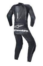 Alpinestars Youth GP Plus V2 1-delig leren pak, zwart, achteraanzicht met aerodynamische hump, wit Alpinestars logo en tekst op de onderrug, 'RACING AHEAD' branding aan de zijkant, harmonica stretchpanelen voor bewegingsvrijheid