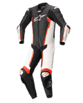 Alpinestars Missile V2 1-delig lederen pak, racelederen pak, zwart wit en fluo rood, met een voorgevormd ergonomisch ontwerp met witte en zwarte panelen, opvallende fluo rode accenten, Alpinestars-branding op de borst en kniesliders, ontworpen voor hoogwaardige raceprestaties.