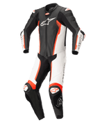 Alpinestars Missile V2 1-delig lederen pak, racelederen pak, zwart wit en fluo rood, met een voorgevormd ergonomisch ontwerp met witte en zwarte panelen, opvallende fluo rode accenten, Alpinestars-branding op de borst en kniesliders, ontworpen voor hoogwaardige raceprestaties.