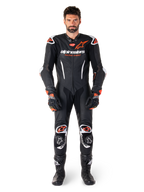 Alpinestars GP-R7, combinaison en cuir une pièce pour homme, noire et rouge fluo, équipement de course moto professionnel.