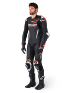 Combinaison en cuir Alpinestars GP-R7 1 pièce noire et rouge fluo, équipement de course moto, homme, construction perforée.