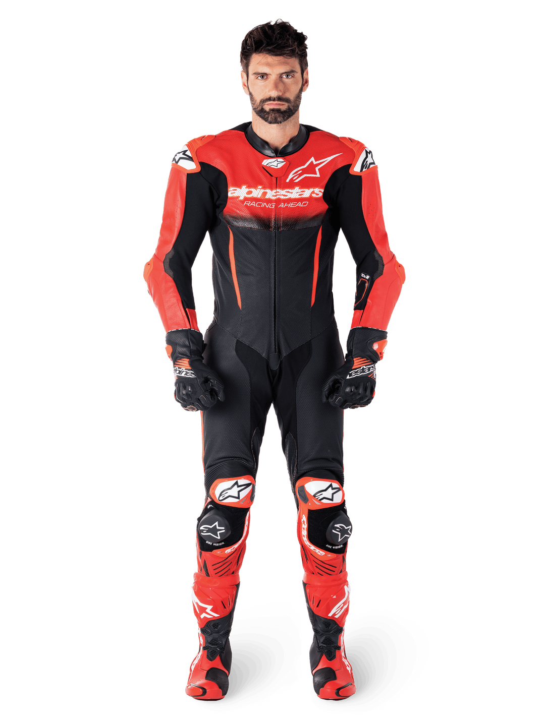 Combinaison en cuir une pièce Alpinestars GP-R7, Noir et Rouge, vue de face sur modèle, présentant une coupe racing professionnelle avec des empiècements en cuir rouge et noir, logos blancs sur la poitrine et les genoux, accompagnée de gants et bottes de course assortis, optimisée pour la performance aérodynamique.