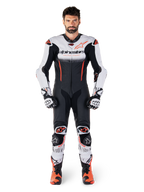 Alpinestars GP-R7 Einteiler-Lederkombi in Weiß, Schwarz und Rot Fluo, Premium-Motorrad-Rennkombi aus Leder für Herren.