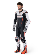 Alpinestars GP-R7 Lederkombi 1-Teiliger, Motorrad Rennanzug für Herren, Schwarz und Weiß, CE-zertifiziert AAA, Tech-Air Ready, getragen von einem Model mit Handschuhen und Stiefeln