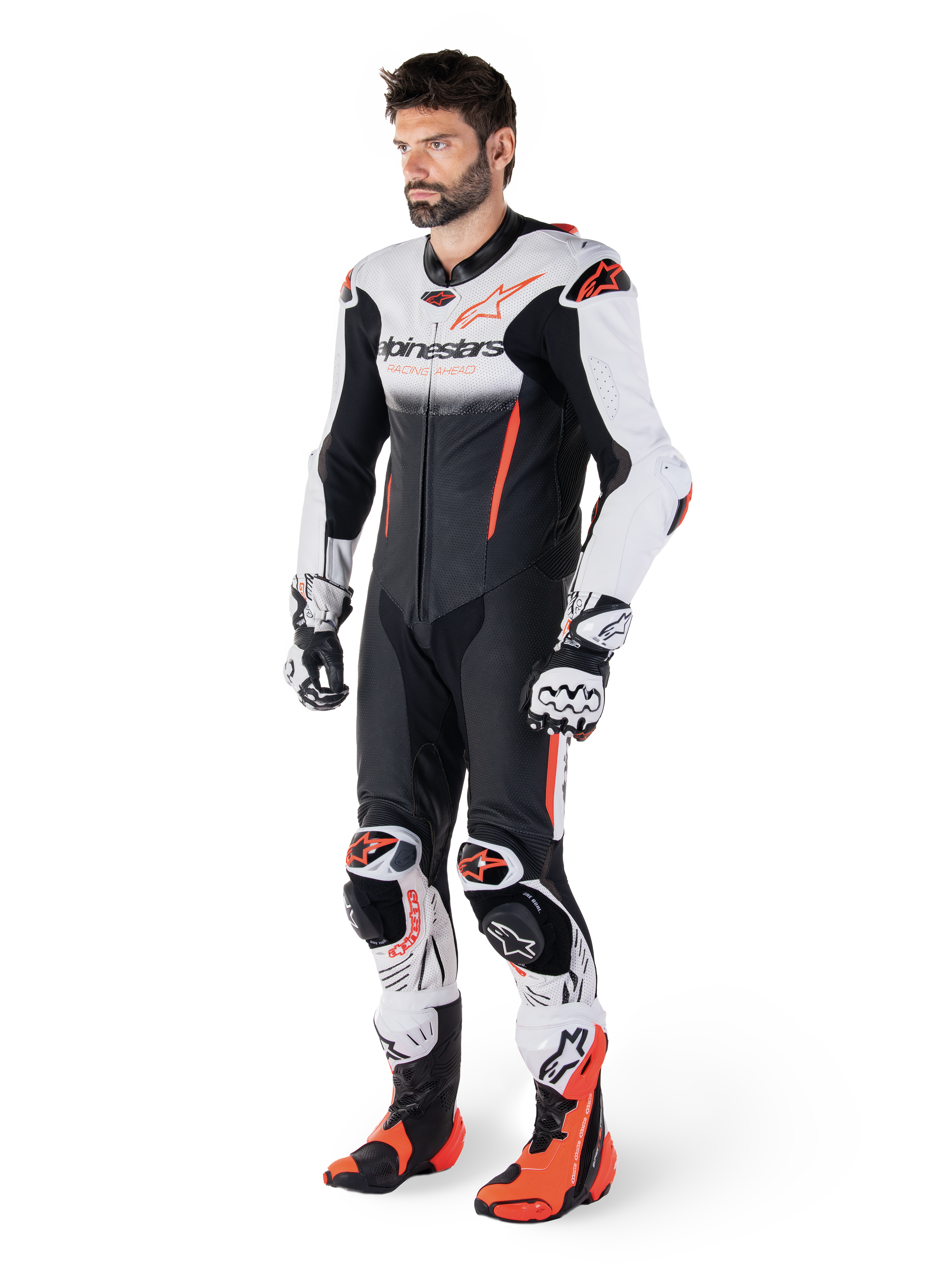 Alpinestars GP-R7 Lederkombi 1-Teiliger, Motorrad Rennanzug für Herren, Schwarz und Weiß, CE-zertifiziert AAA, Tech-Air Ready, getragen von einem Model mit Handschuhen und Stiefeln