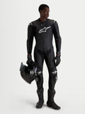 Combinaison en cuir Missile V3 1 Pc d'Alpinestars, combinaison moto pour homme noire, certifiée CE AAA, portée par un modèle tenant un casque