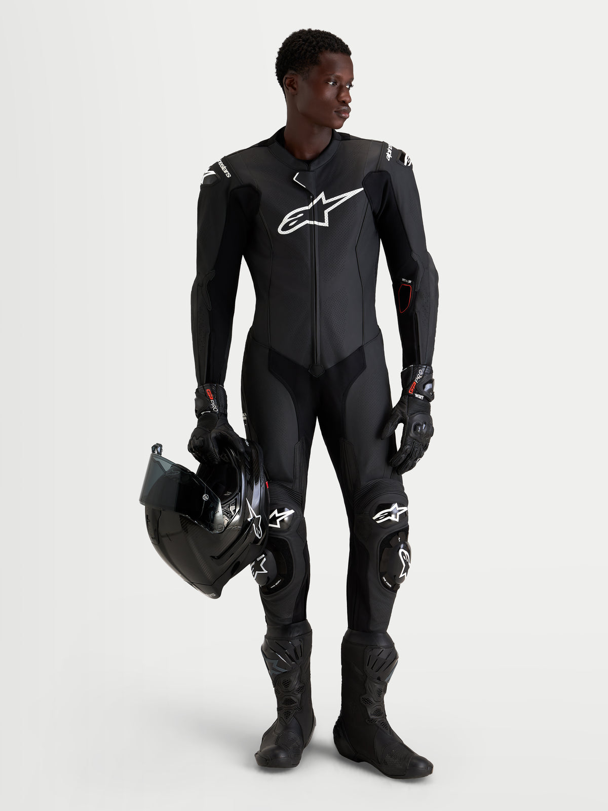 Combinaison en cuir Missile V3 1 Pc d'Alpinestars, combinaison moto pour homme noire, certifiée CE AAA, portée par un modèle tenant un casque