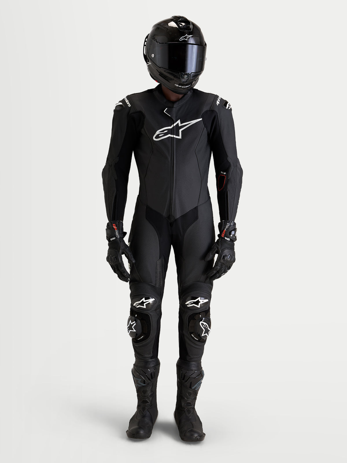 Alpinestars Missile V 3 Leather Combinaison 1 Pc, combinaison moto en cuir pour homme, noire, construction certifiée AAA avec protections et coupe racing aérodynamique portée par un modèle