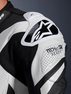 Alpinestars GP Plus V4 Sprint, combinaison en cuir de course noir et blanc, protection d'épaule et logo Tech-Air Ready.