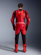 Combinaison en cuir Alpinestars GP Plus V4 Sprint 1 pièce, course moto rouge et noire, bosse aérodynamique, vue arrière.