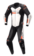 Alpinestars GP Force Chaser eendelig leren pak, professioneel motorracepak, zwart en wit met fluorescerend rode accenten, geperforeerde leren panelen, externe schouder- en kniebeschermers, rundleer constructie