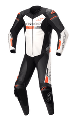 Alpinestars GP Force Chaser eendelig leren pak, professioneel motorracepak, zwart en wit met fluorescerend rode accenten, geperforeerde leren panelen, externe schouder- en kniebeschermers, rundleer constructie
