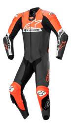 Alpinestars Missile V2 Ward 1-Teiler Lederkombi, professioneller Motorrad-Rennanzug in Schwarz, Fluo-Rot und Weiß, großes weißes Brustlogo, perforierte Lederpanele, Akkordeon-Stretchzonen an den Knien, integrierte Schutzschleifer für die Rennstrecke.