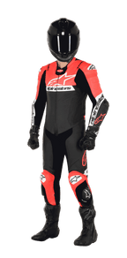 Motorradfahrer im Alpinestars Missile V2 Ward 1-Teiler Lederkombi, Farbvariante Schwarz, Rot Fluo und Weiß, komplett mit schwarzem Helm, schwarzen Rennhandschuhen und schwarzen Stiefeln, entwickelt für High-Performance-Rennsport.