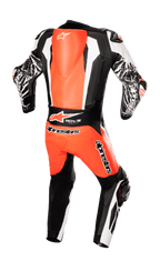 Alpinestars Racing Absolute V2 eendelig leren pak, achteraanzicht, fluo rood, wit en zwart, met aerodynamische rugbult, Tech-Air Ready-branding en marmer-effect graphics op de mouwen, professionele motorrace-uitrusting