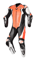 Alpinestars Racing Absolute V2 eendelig leren motorpak, motorracingpak, fluorrood, wit en zwart, voorzien van geperforeerde borstpanelen, externe DFS-sliders op de schouders en knieën en grafische printdetails op de onderarmen, professionele circuituitrusting.
