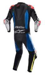 Alpinestars GP Tech V4 Leren Pak, eendelig lederen racepak, zwart met blauwe panelen en fluo rode accenten, achteraanzicht met aerodynamische bult en Tech-Air Ready branding, witte mouwen met zwarte graphics en fluo gele details op de benen, professionele race-uitrusting voor circuitprestaties
