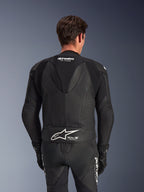 Combinaison en cuir Alpinestars GP Force V2 2 pièces, noire, vue arrière du pilote, avec panneaux en cuir perforé, bosse aérodynamique avec marquage GP Force, et logo Alpinestars blanc avec texte Tech-Air Ready en bas du dos.