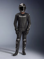 Combinaison en cuir 2 pièces Alpinestars GP Force V2, noire, équipement de course de moto complet comprenant un casque, des gants et des bottes noirs, avec des panneaux en cuir perforé et des logos Alpinestars blancs sur la poitrine et les genoux, conçue pour la conduite sur circuit haute performance.