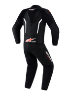 Alpinestars GP Force V2 2-teilige Lederkombi, Motorrad-Rennkombi, Schwarz, Weiß und Fluo-Rot, Rückansicht mit aerodynamischem Rückenhöcker, Tech-Air Ready Branding am unteren Rücken, perforierten Ledereinsätzen zur Belüftung und Alpinestars Logos an den Beinen und am Nacken.