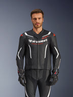 Alpinestars GP Force V2 Lederkombi – 2-teilig, Schwarz, Weiß und Fluo-Rot, Vorderansicht eines männlichen Models in der perforierten Lederkombi mit passenden schwarzen Handschuhen, mit weißen eckigen Akzenten und Alpinestars-Branding auf der Brust