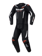 Alpinestars GP Force V2 2-teilige Lederkombi, Motorrad-Rennkombi, Schwarz mit weißen und fluoreszierend roten Akzenten, mit perforierten Ledereinsätzen, weißen Kontraststreifen, roten Logos und integrierten Knieschleifern, professionelle Sport-Fahrausrüstung
