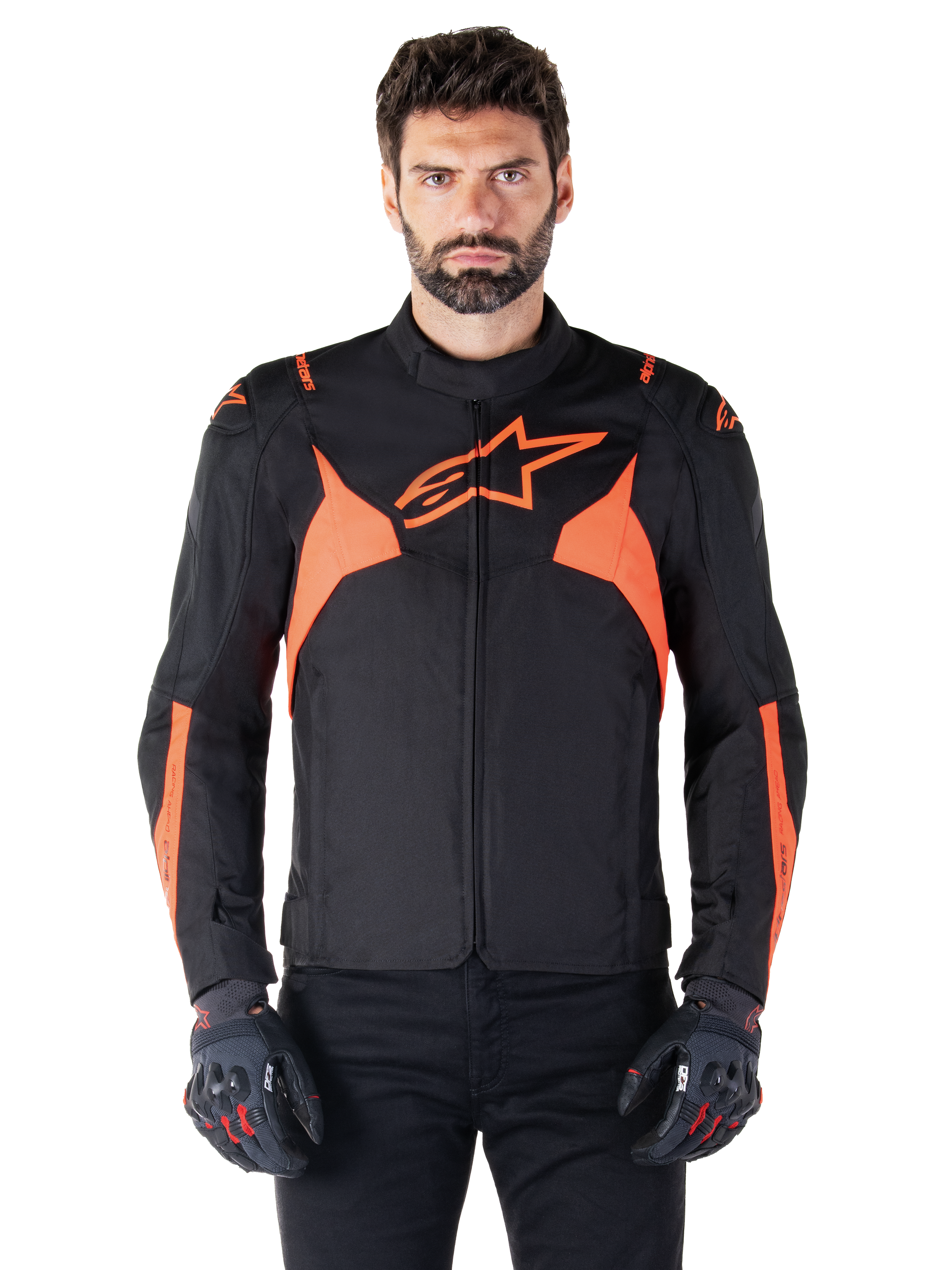 Alpinestars T-Jaws V4 Waterproof Jacke, Motorrad-Sportjacke, Schwarz und Red Fluo, mit Neon-Akzenten und einem markanten Stern-Logo auf der Brust, getragen von einem männlichen Model mit schwarzen Motorradhandschuhen, schlankes, vom Rennsport inspiriertes Textildesign